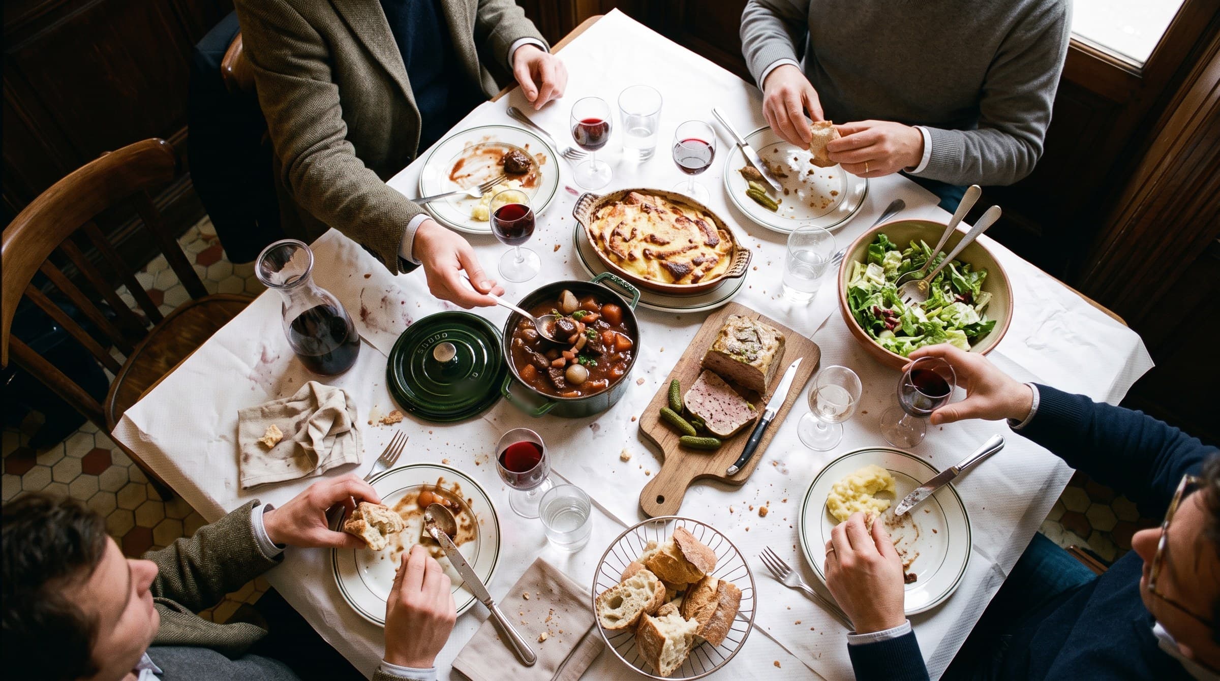 Une table entière vue du dessus, les plats partagés