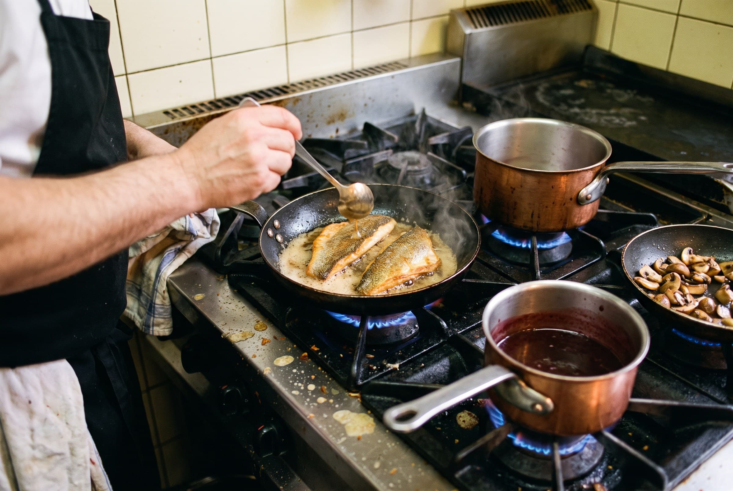 Des truites arrosées au beurre, une sauce qui réduit sur le feu