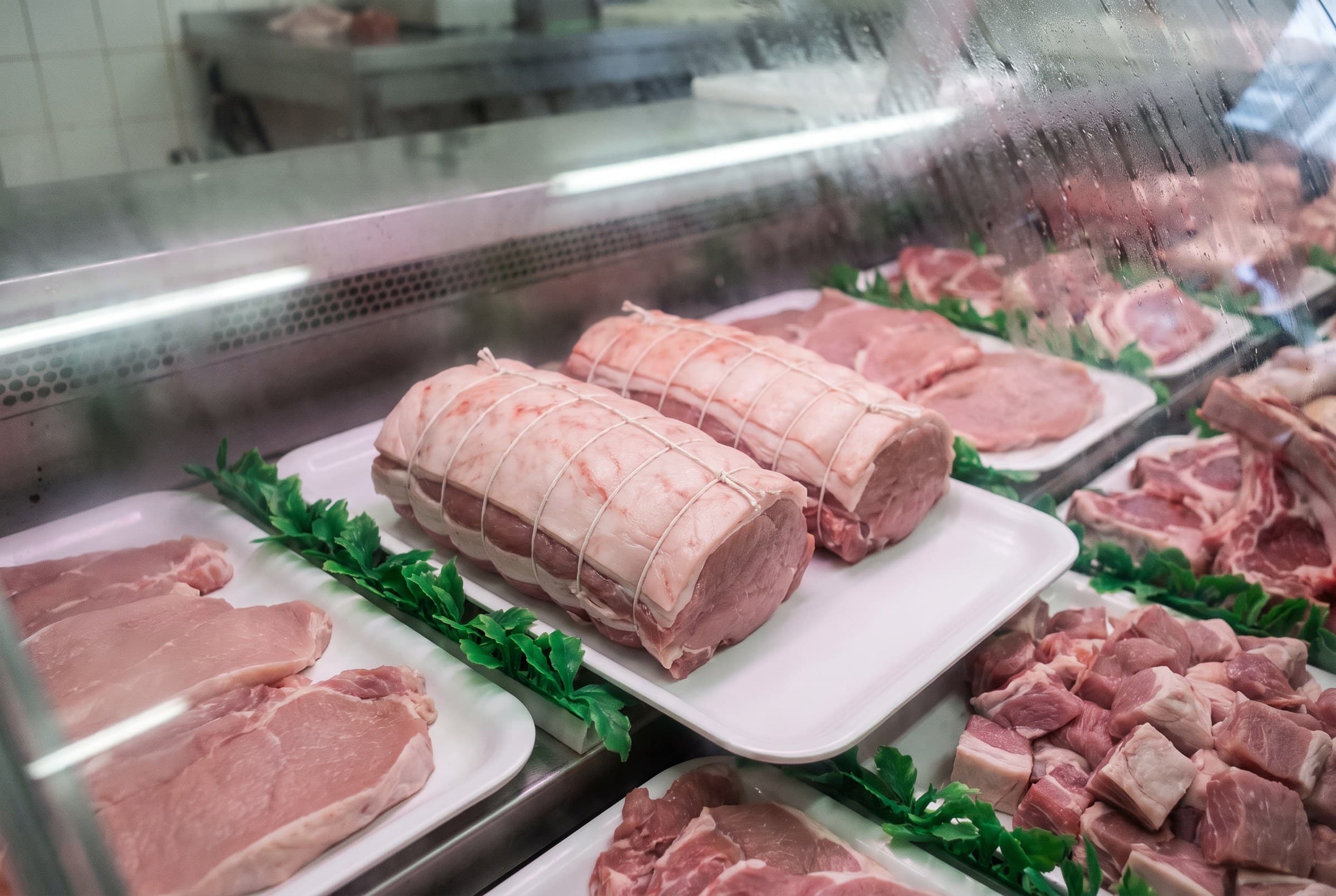 Des rôtis de veau ficelés dans la vitrine
