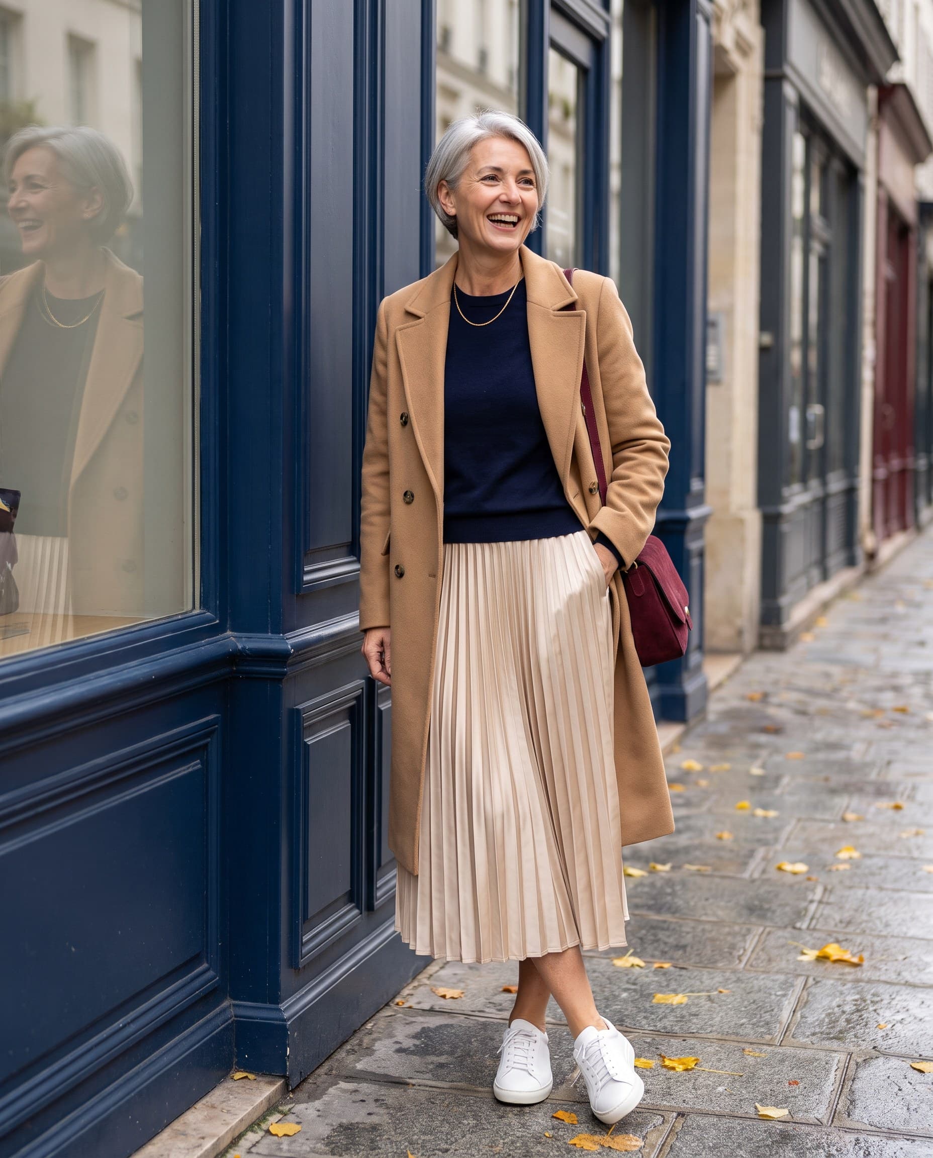 Look : jupe plissée champagne, pull marine et manteau camel