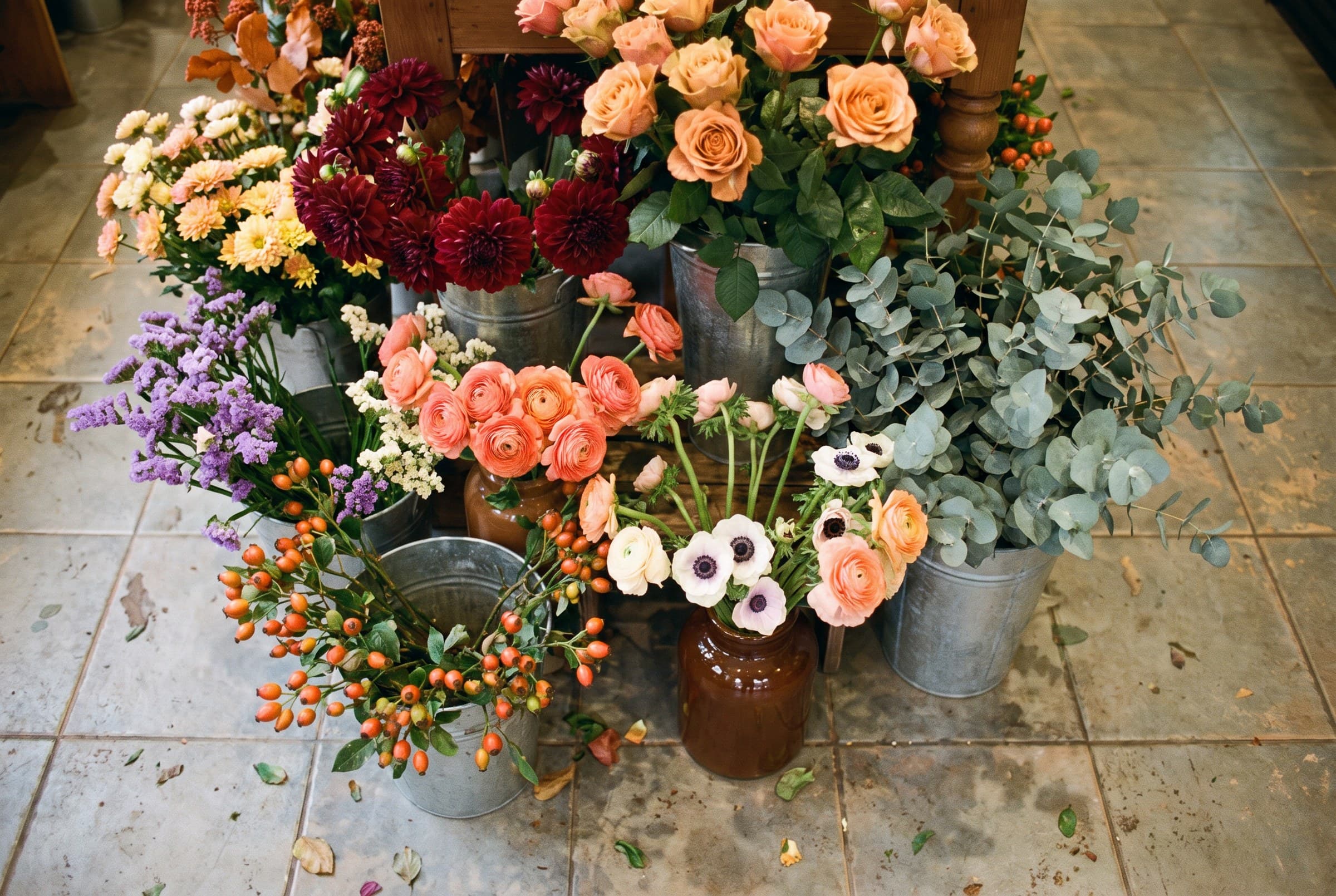 Les seaux de fleurs de l'arrivage du matin, vus d'en haut