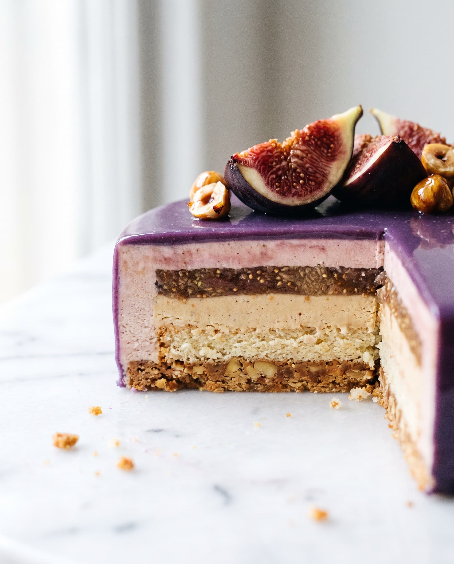 Coupe de l'entremets figue-noisette, couches de crème et de biscuit, figues fraîches